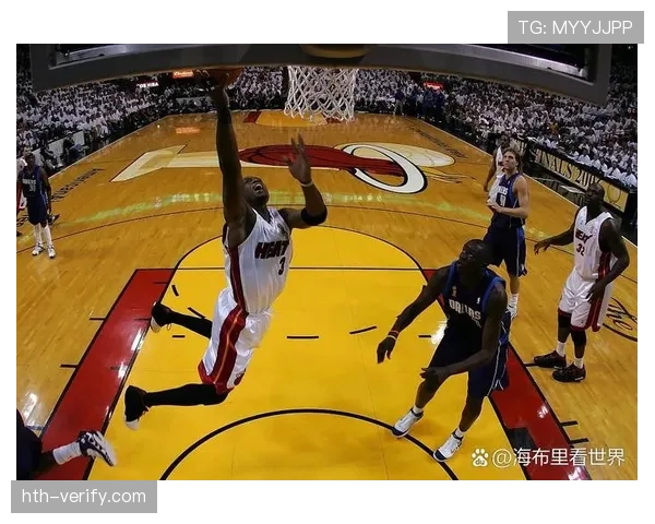 罗宾逊掩护后滚筐为布伦森制造空位，终结率高于单打